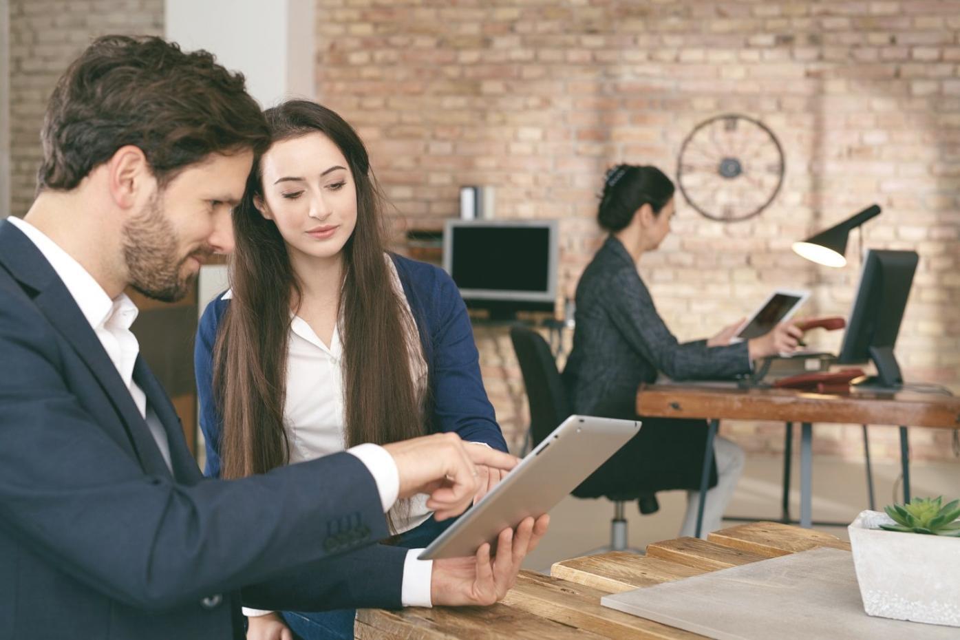 Esquema visual mostrando los pilares fundamentales de la alimentación consciente: conexión emocional, reconocimiento de señales corporales y construcción de hábitos sostenibles